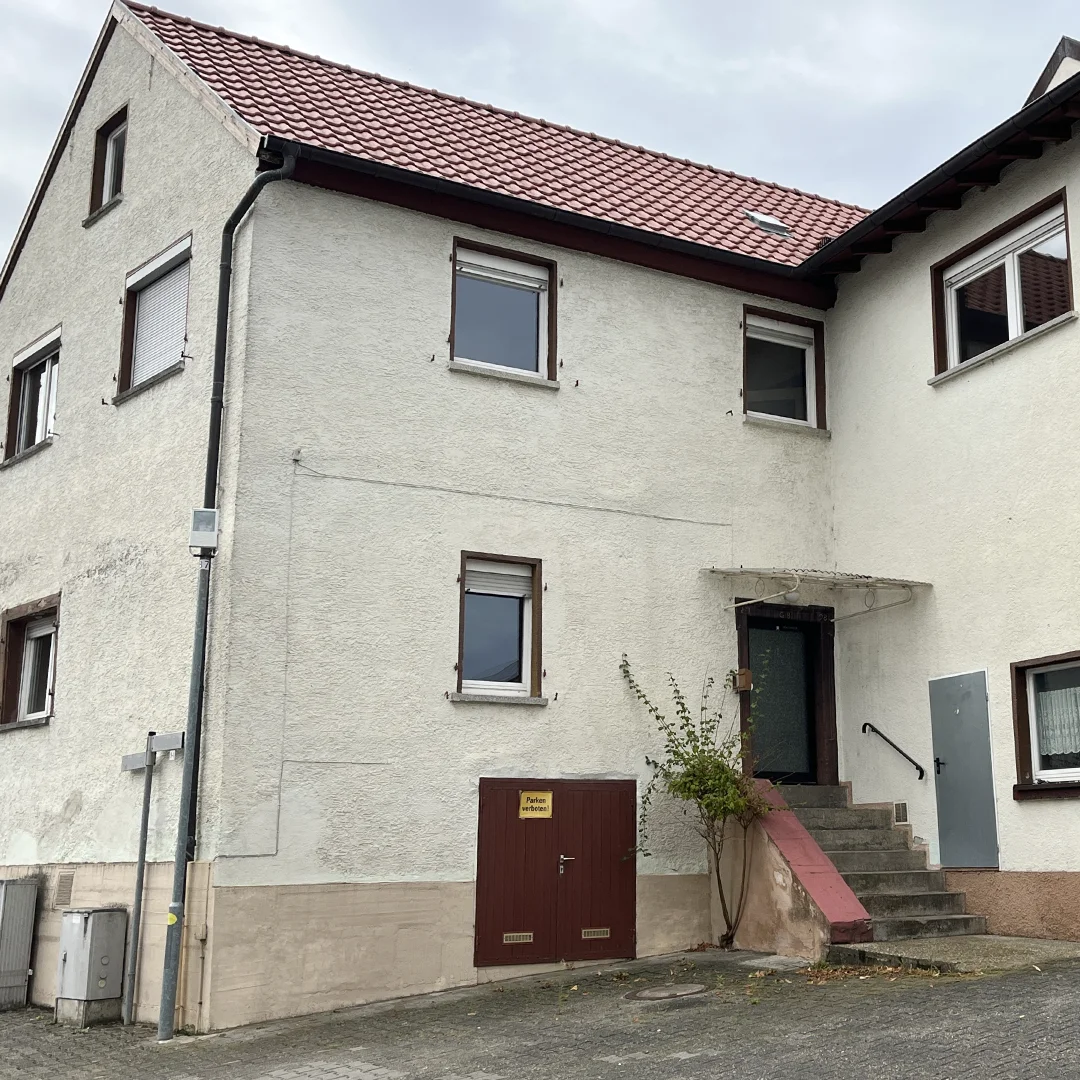 Einfamilienhaus Appenheim Hintergasse Außenansicht Zweistöckiges Einfamilienhaus mit Satteldach, mehreren Fenstern und einer Außentreppe zum Eingang.