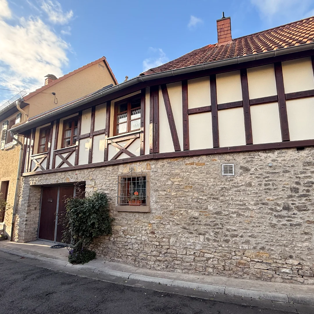 Fachwerkhaus in Gau-Algesheim mit steinernem Erdgeschoss, Holzbalken und Ziegeldach an einer Straße.