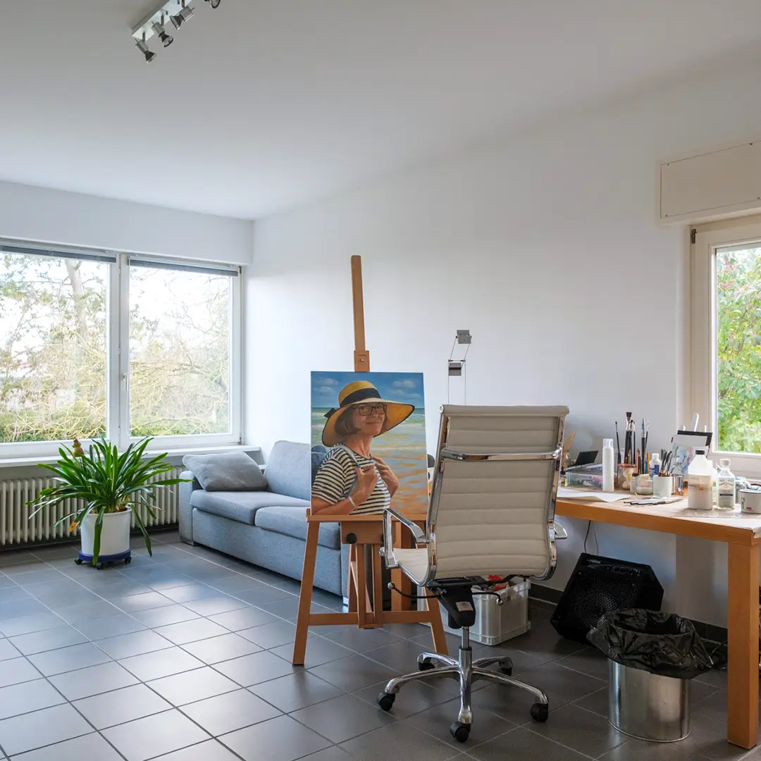 Helles Atelier in einem Einfamilienhaus in Wackernheim mit großen Fenstern und Blick ins Grüne