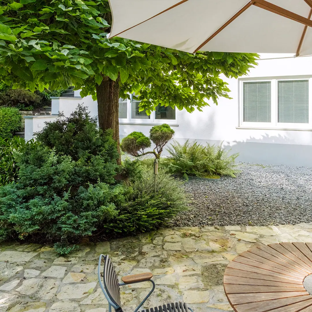 Außenansicht eines Einfamilienhauses in Wackernheim mit Terrasse und gepflegtem Garten