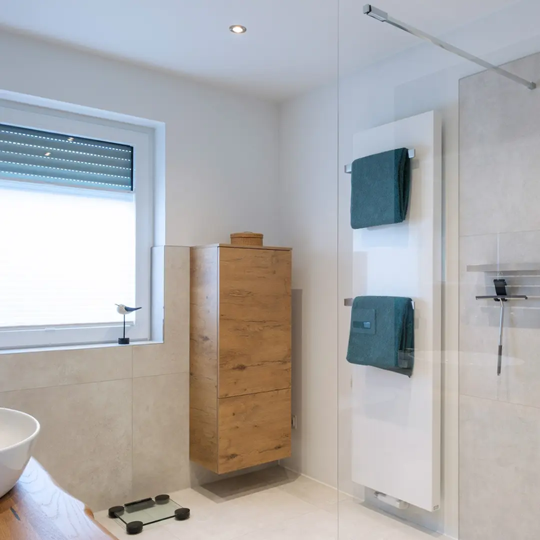 Modernes Badezimmer eines Einfamilienhauses in Wackernheim mit Dusche, Waschbecken und großem Fenster