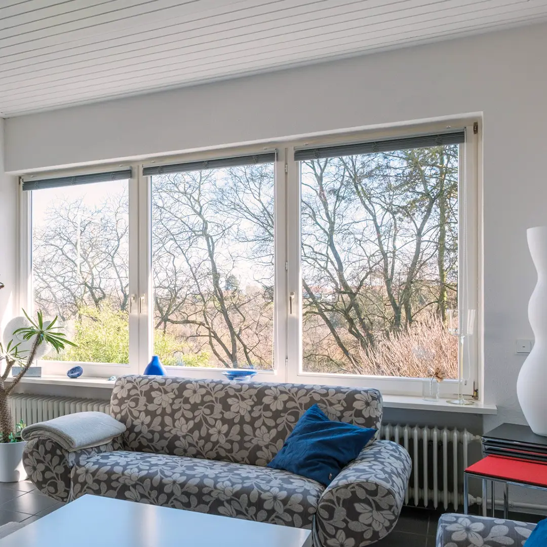 Helles Wohnzimmer eines Einfamilienhauses in Wackernheim mit Sitzbereich und großen Fenstern
