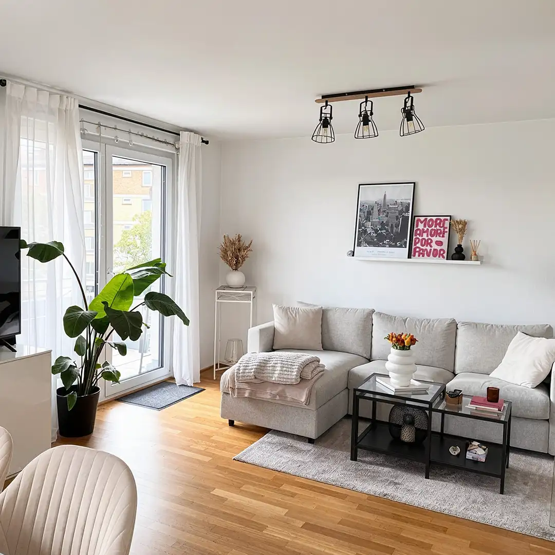 Helles Wohnzimmer einer Wohnung in Mainz-Gonsenheim mit großzügigem Sitzbereich und Zugang zum Balkon